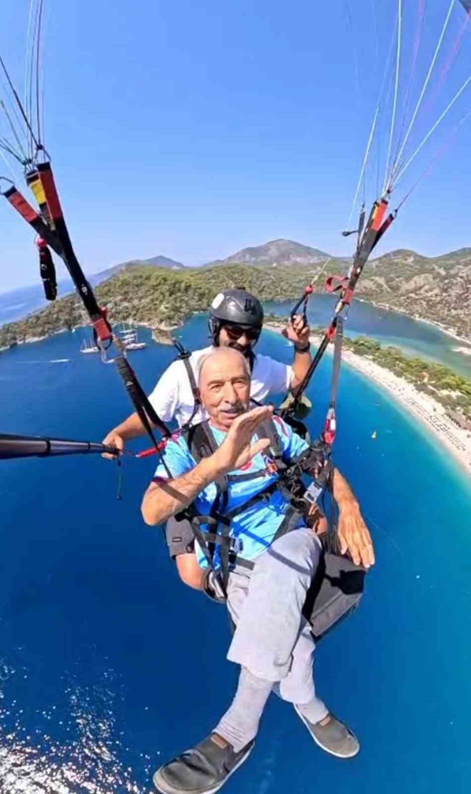 94 yaşındaki Yakup dede Babadağ’dan uçtu
