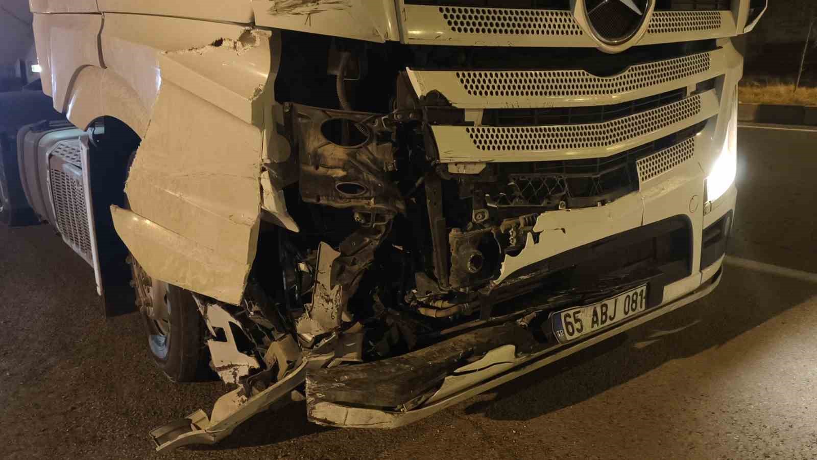 Muş’ta tır ile otomobil çarpıştı: 2 yaralı