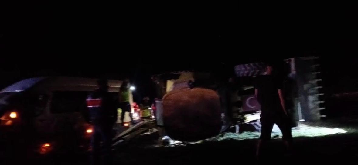 Kayseri’de iki işçi servisi ile iş makinası çarpıştı: 1 ölü, 15 yaralı