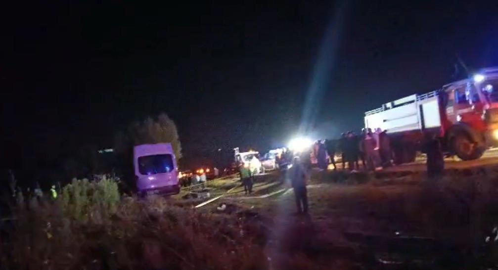 Kayseri’de iki işçi servisi ile iş makinası çarpıştı: 1 ölü, 15 yaralı