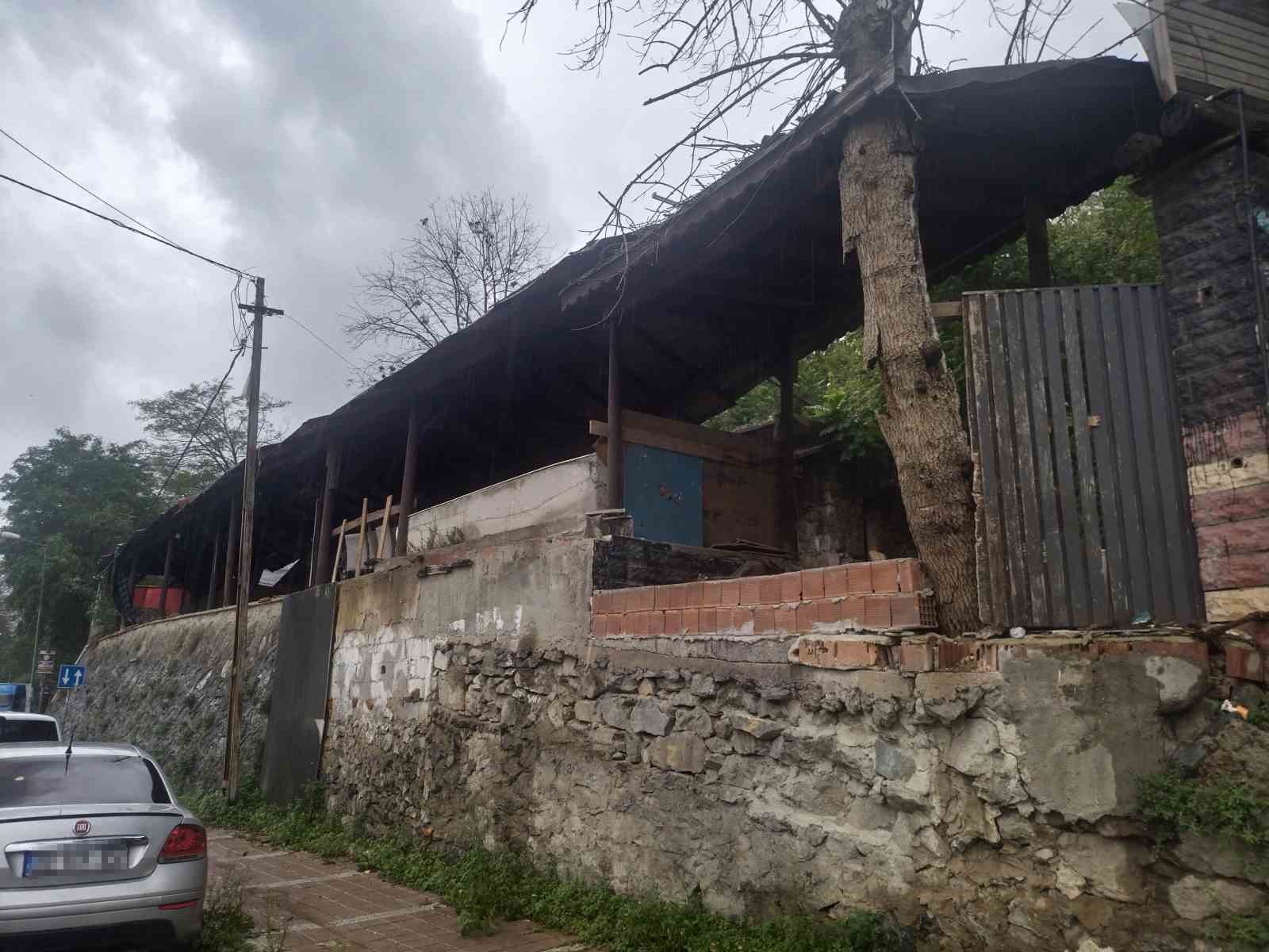 Beykoz’da riskli alan ilan edilen ve boşaltılan dükkanın sahibinden müteahhit firmaya tepki