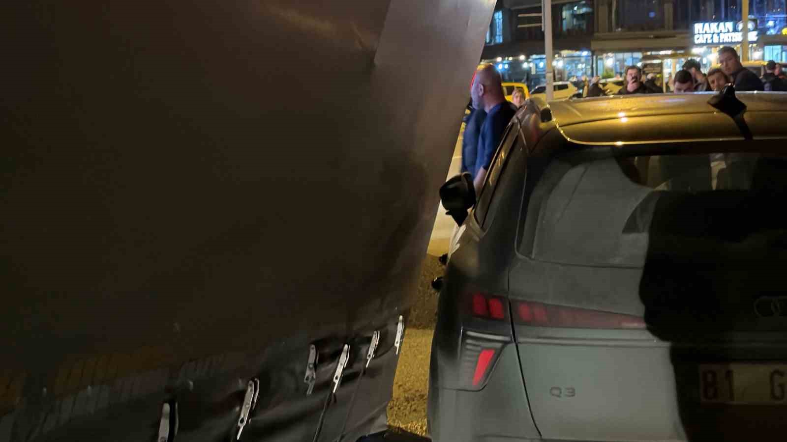 Tırın kafasından ayrılan dorse yola devrildi: 3 araç kıl payı kurtuldu
