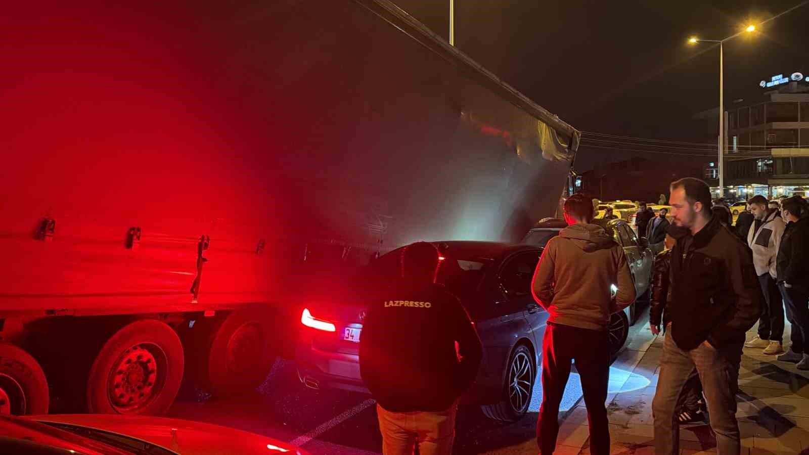 Tırın kafasından ayrılan dorse yola devrildi: 3 araç kıl payı kurtuldu