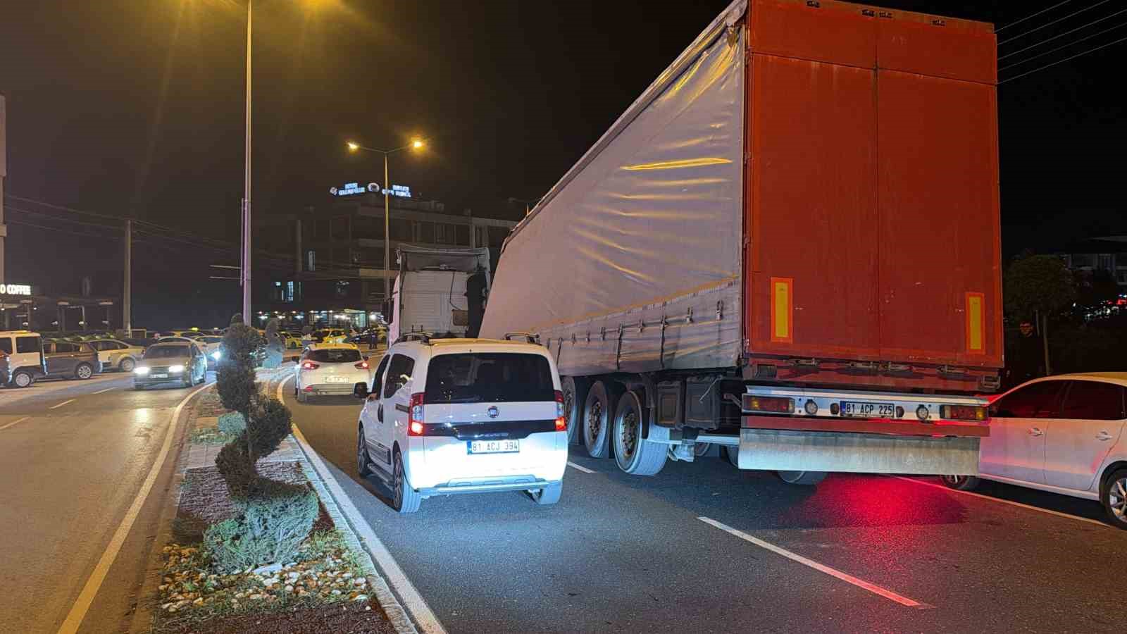 Tırın kafasından ayrılan dorse yola devrildi: 3 araç kıl payı kurtuldu