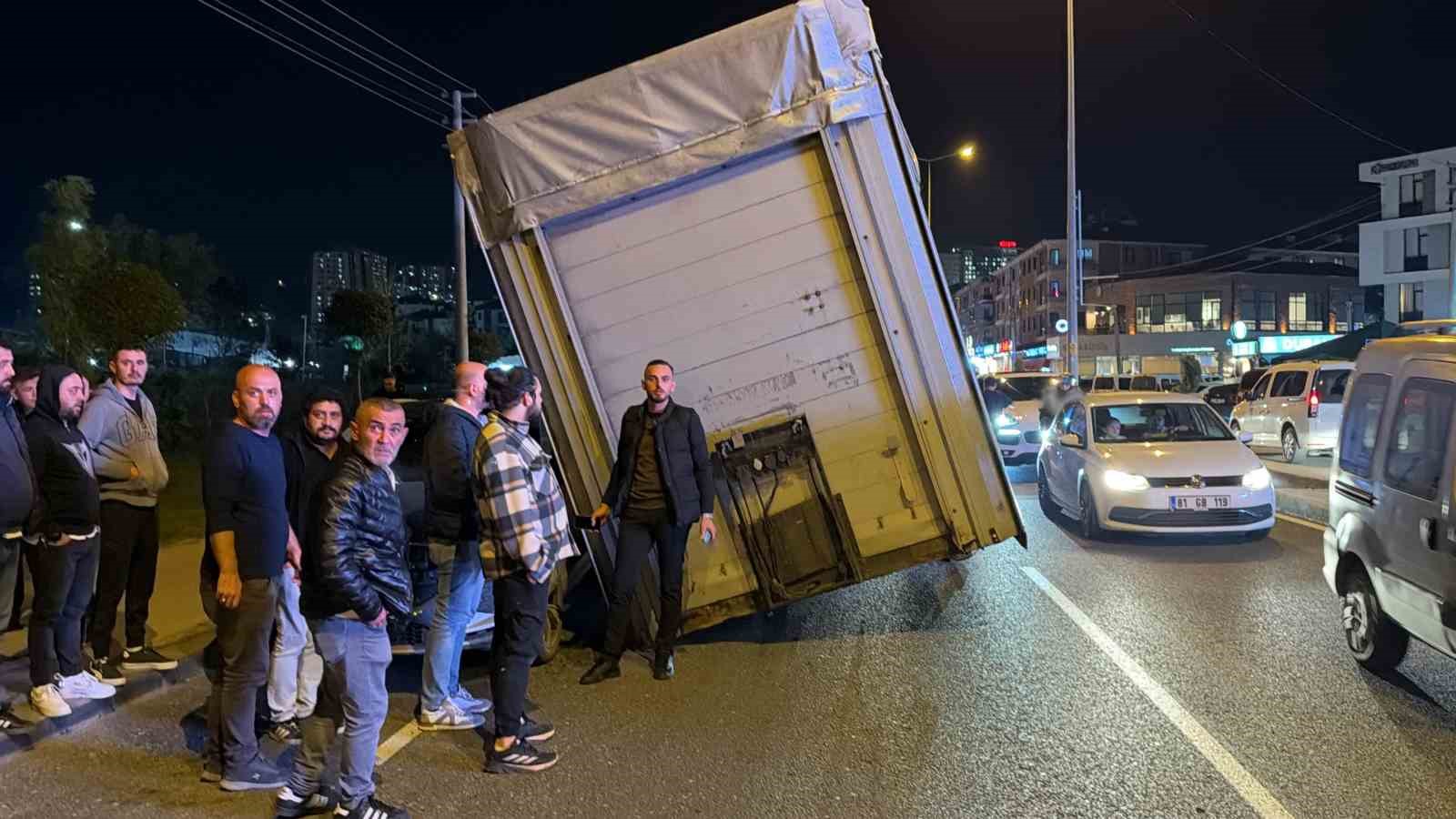 Tırın kafasından ayrılan dorse yola devrildi: 3 araç kıl payı kurtuldu