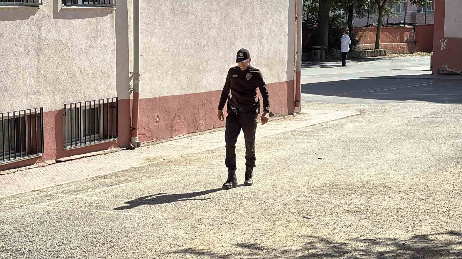 Okula silah getiren öğrenci yakalandı