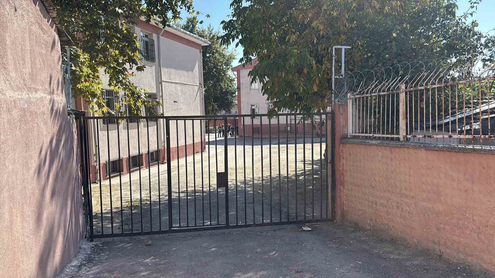 Okula silah getiren öğrenci yakalandı