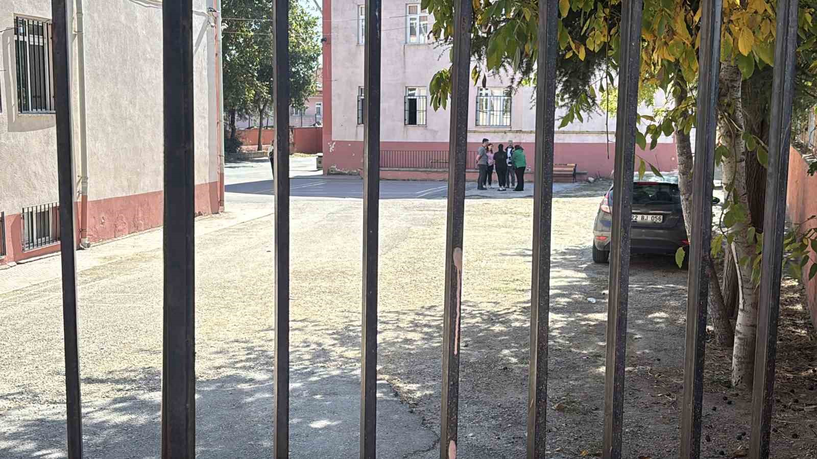 Okula silah getiren öğrenci yakalandı
