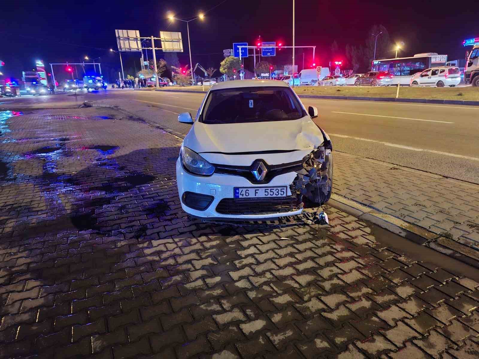 Bingöl’de otomobil ile motosiklet çarpıştı:2 yaralı
