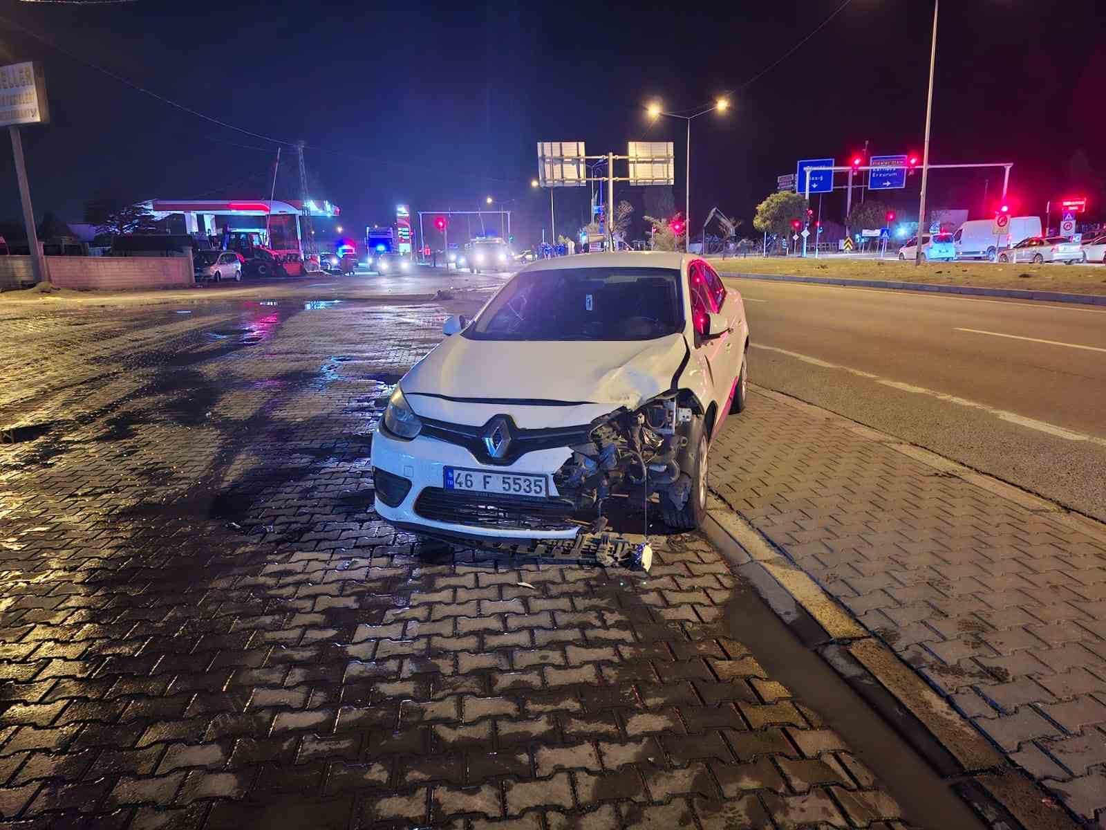 Bingöl’de otomobil ile motosiklet çarpıştı:2 yaralı