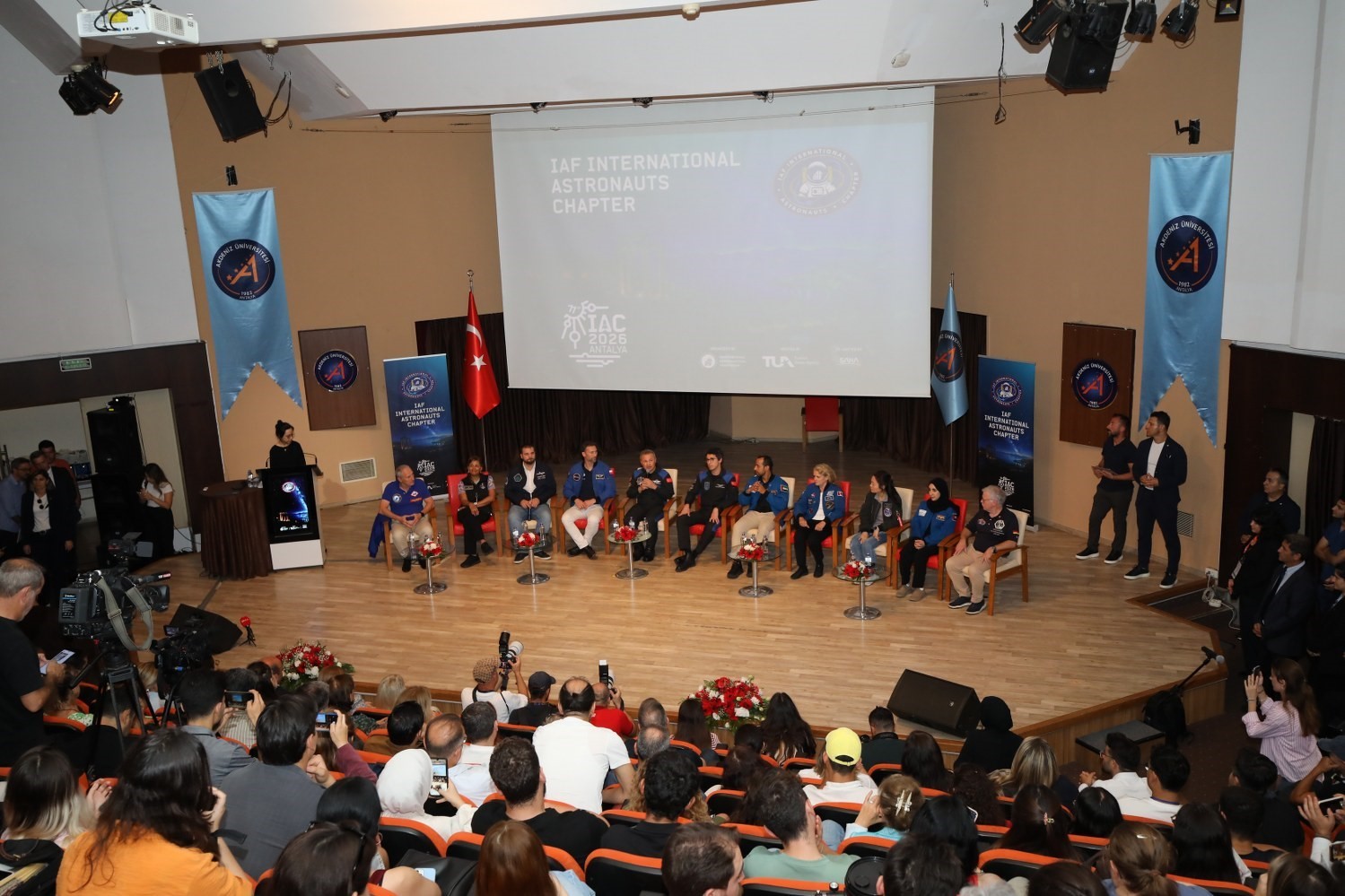 11 astronot Akdeniz Üniversitesi’nde çocuklar ve gençlerle buluştu