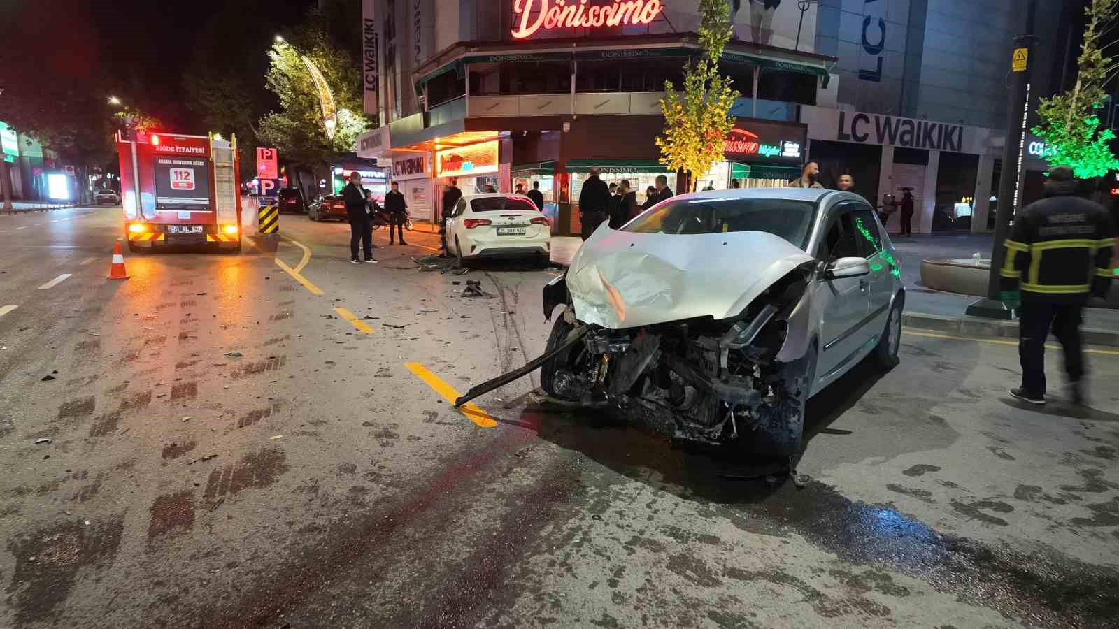 Niğde’de iki otomobil çarpıştı: 1 yaralı