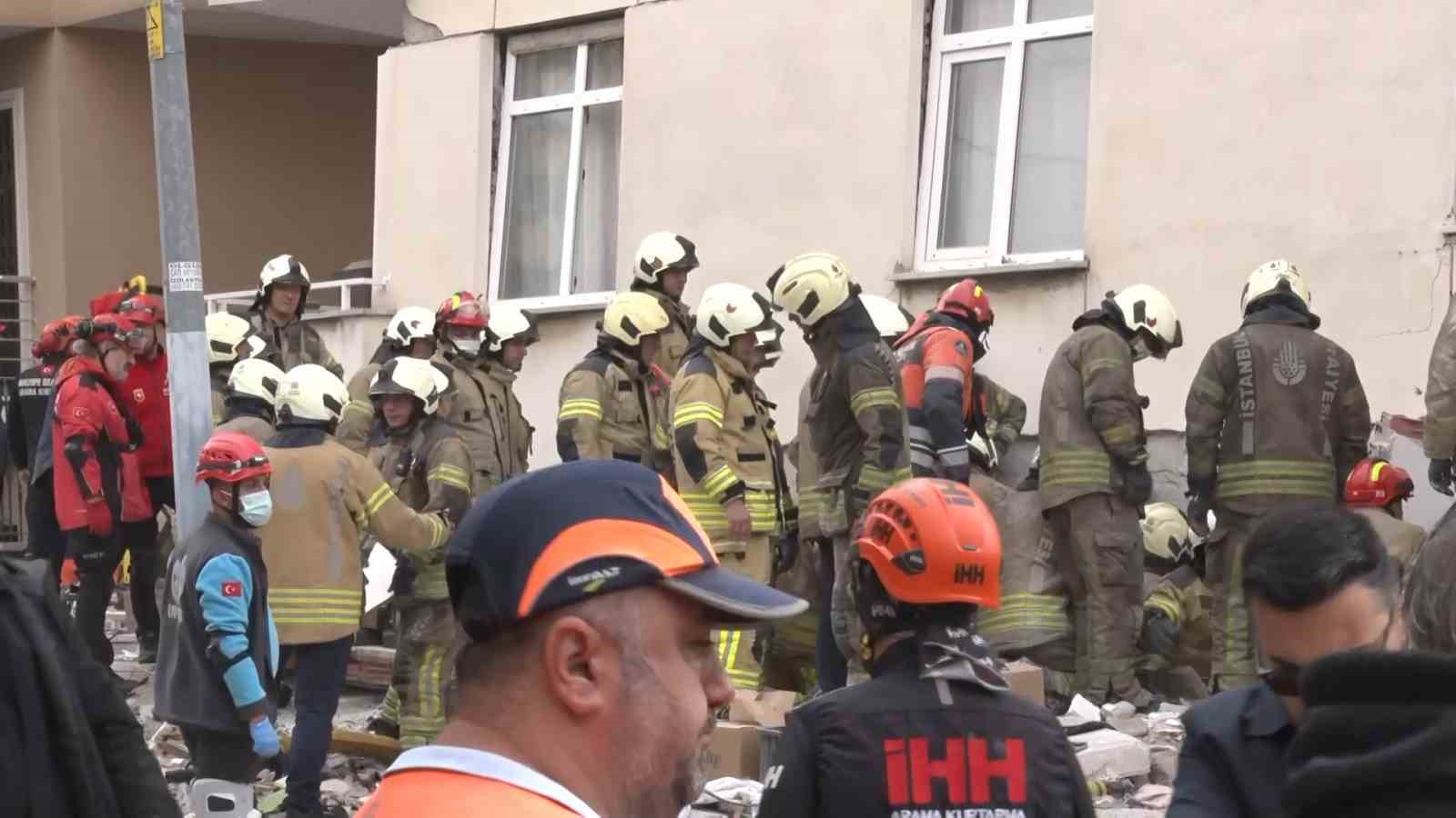 Maltepe’de çöken 7 katlı binadan 5 kişi çıkarıldı: Arama kurtarma çalışmaları devam ediyor