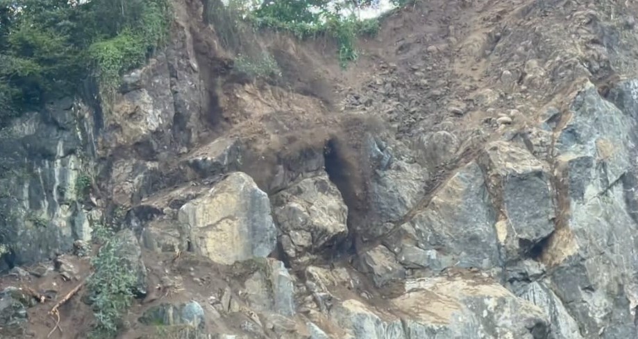 Artvin’de tır garajının olduğu alanda artçı heyelanlar devam ediyor