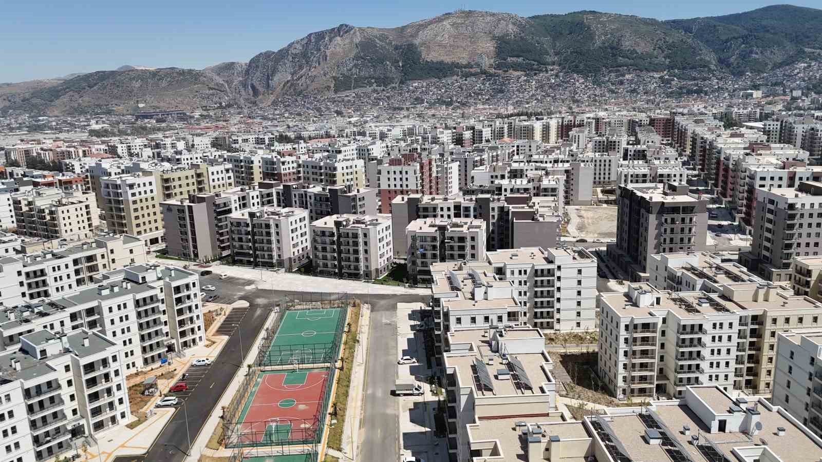 Depremin ardından çorak araziye dönen bölge depremzede vatandaşlara yuva oldu