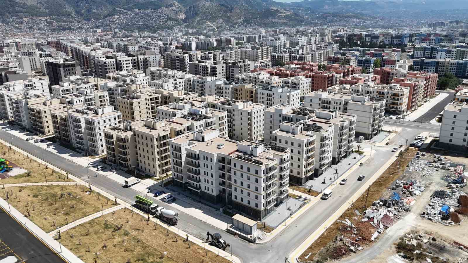 Depremin ardından çorak araziye dönen bölge depremzede vatandaşlara yuva oldu