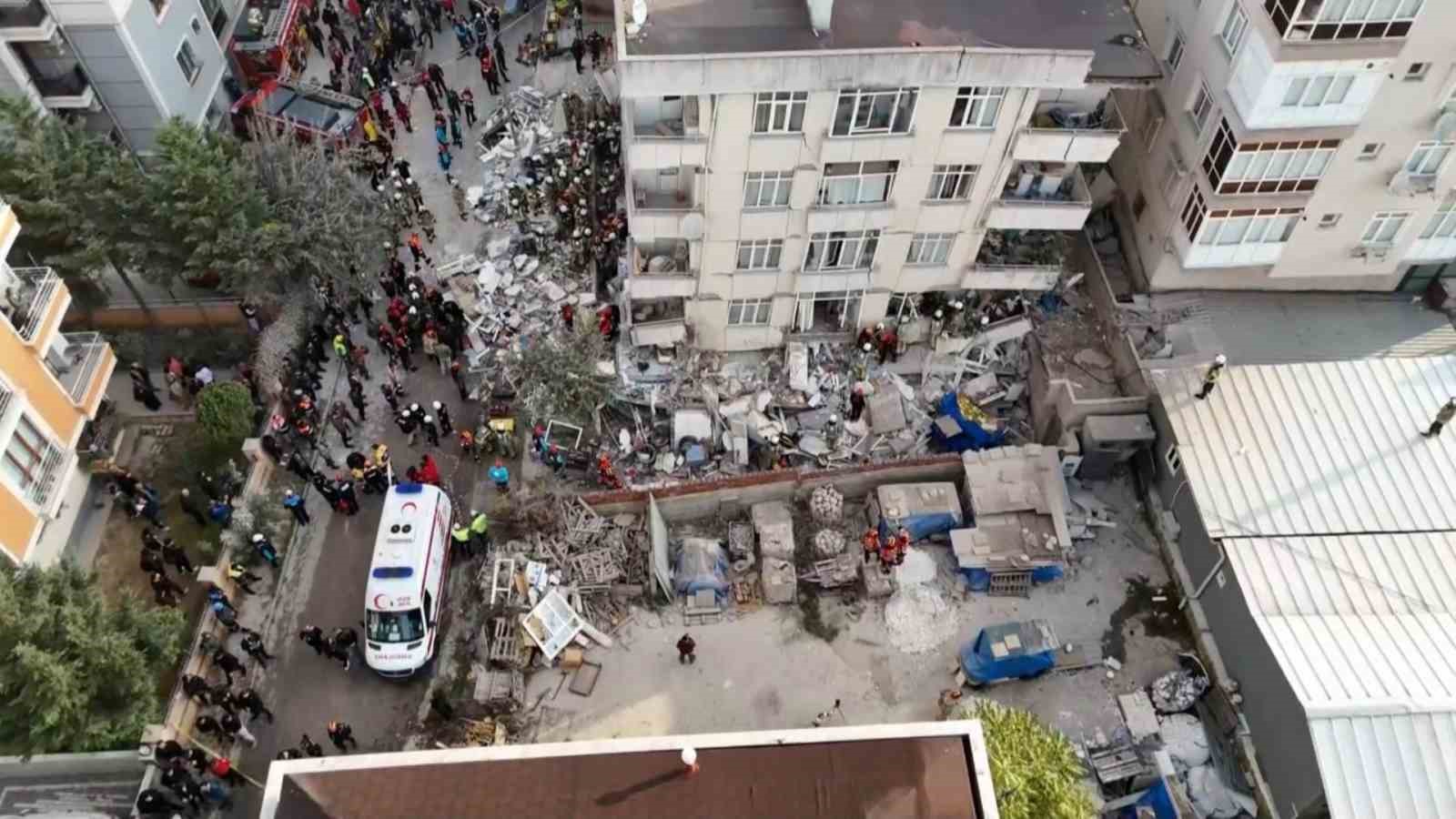 Maltepe’de 7 katlı binanın 3 katında çökme: 2 kişi sağ olarak çıkarıldı