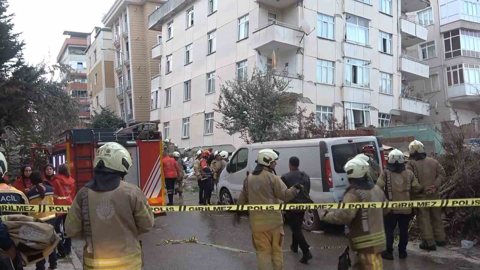 Maltepe’de 7 katlı binanın 3 katında çökme: 2 kişi sağ olarak çıkarıldı