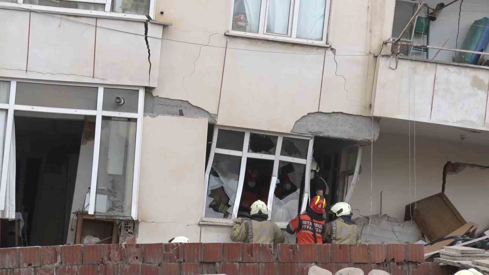 Maltepe’de 7 katlı binanın 3 katında çökme: 2 kişi sağ olarak çıkarıldı