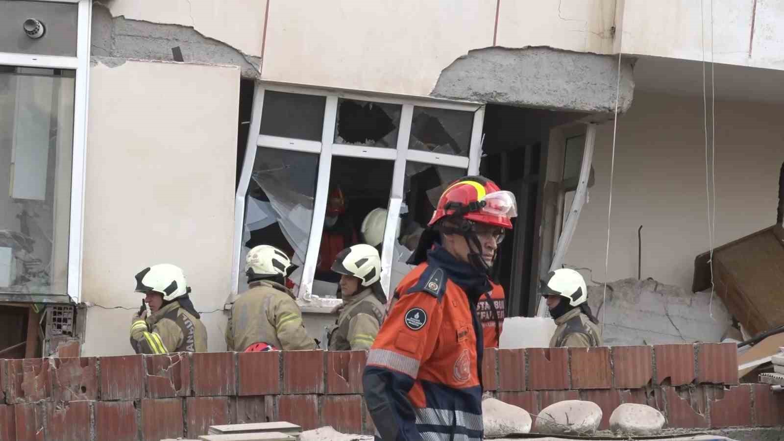 Maltepe’de 7 katlı binanın 3 katında çökme: 2 kişi sağ olarak çıkarıldı
