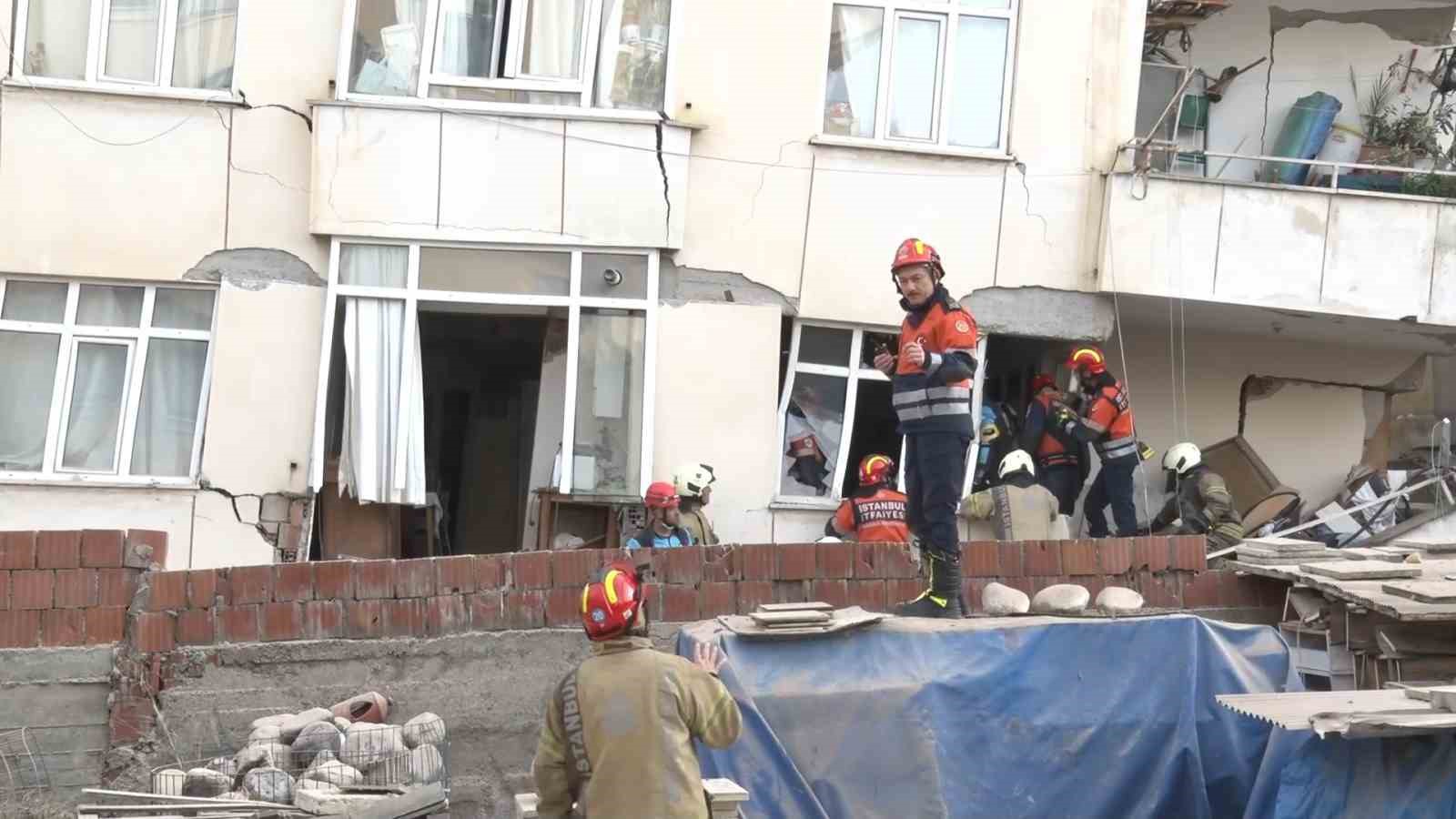 Maltepe’de 7 katlı binanın 3 katında çökme: 2 kişi sağ olarak çıkarıldı
