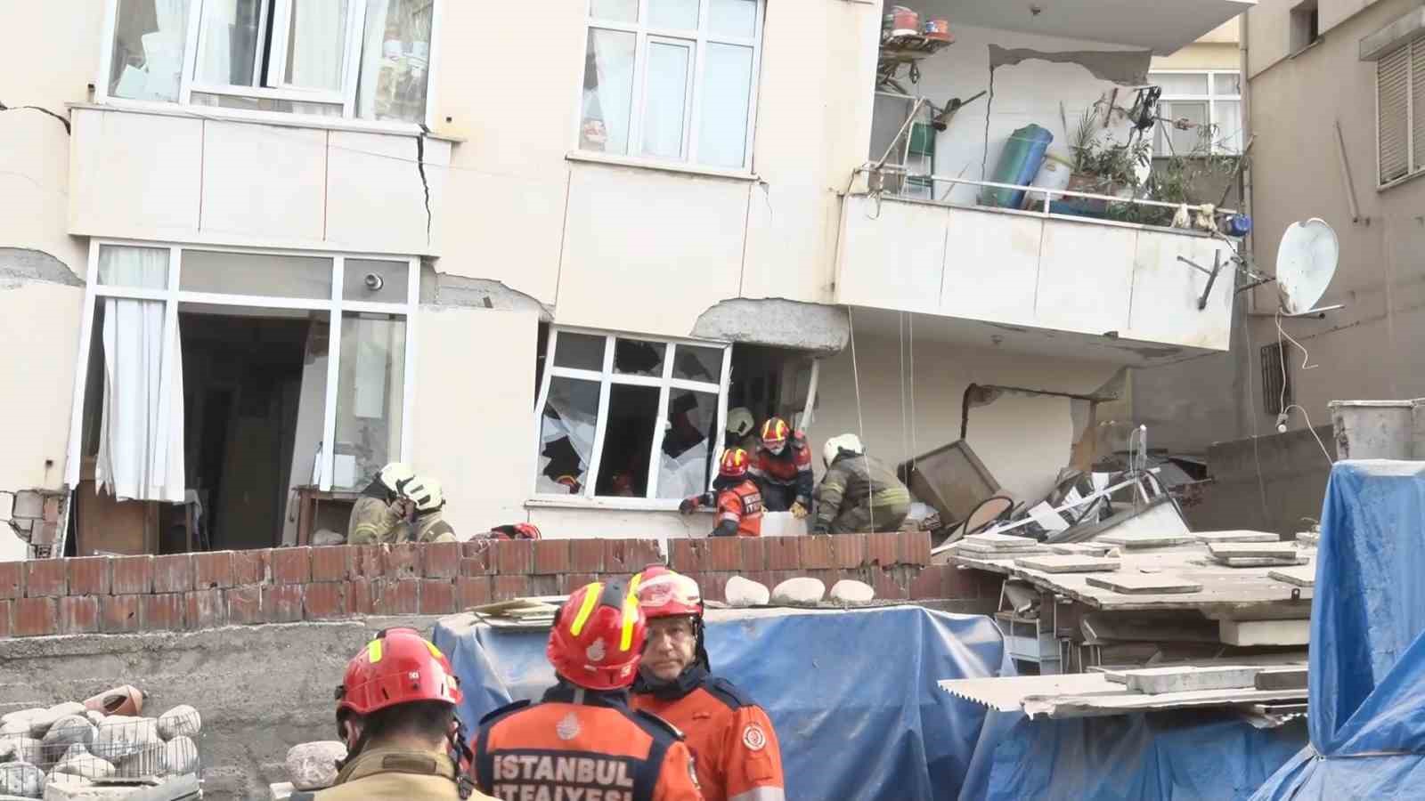 Maltepe’de 7 katlı binanın 3 katında çökme: 2 kişi sağ olarak çıkarıldı