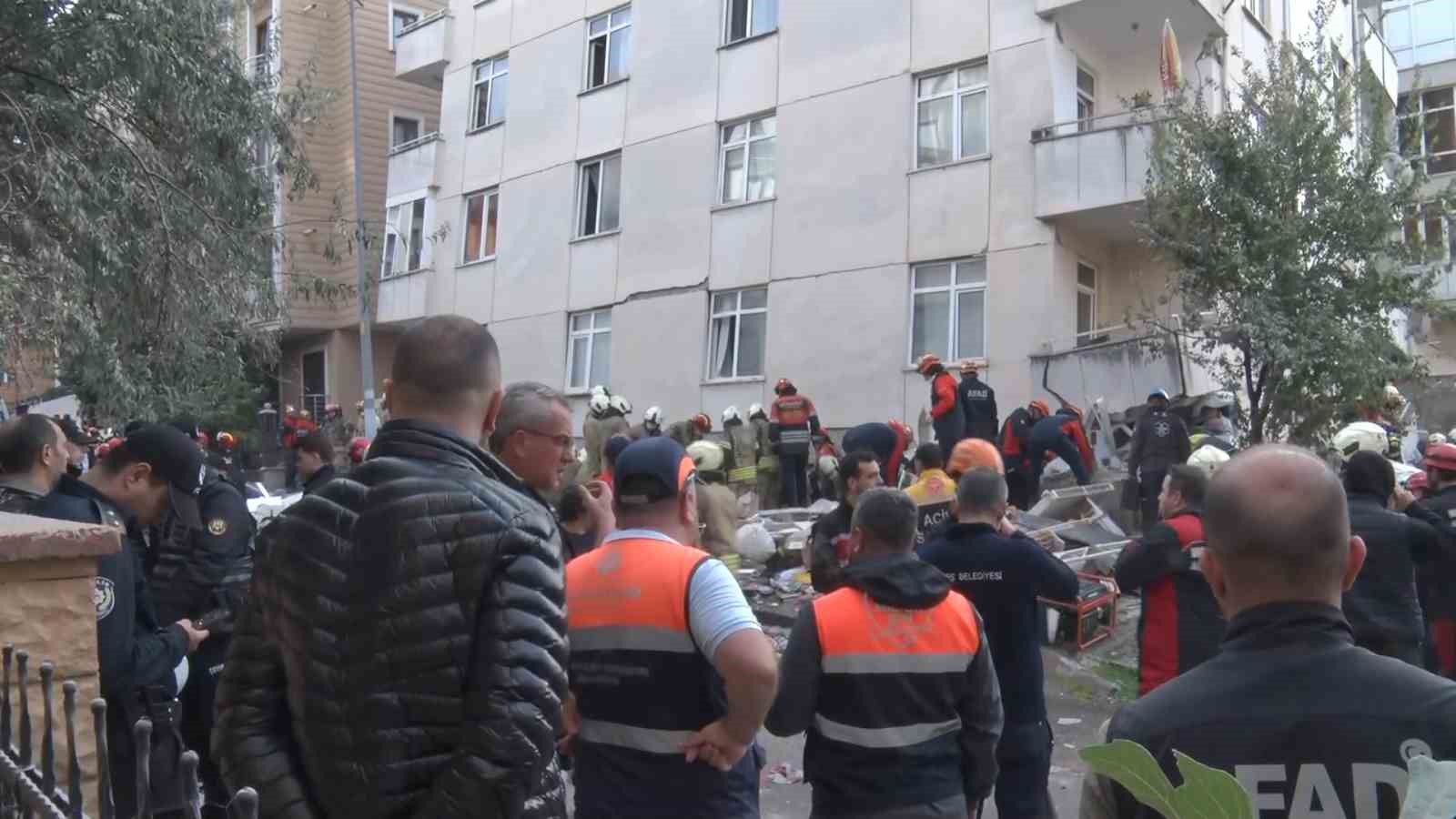 Maltepe’de 7 katlı binanın 3 katında çökme: 2 kişi sağ olarak çıkarıldı