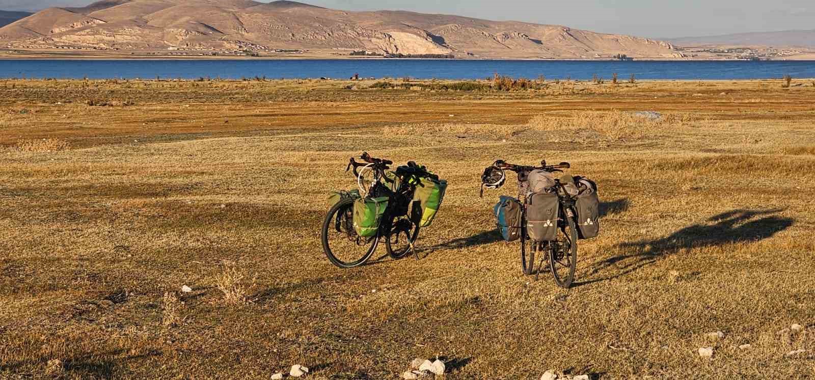Fransız çiftin 9 bin 600 kilometrelik bisiklet macerası Adilcevaz’da son buldu