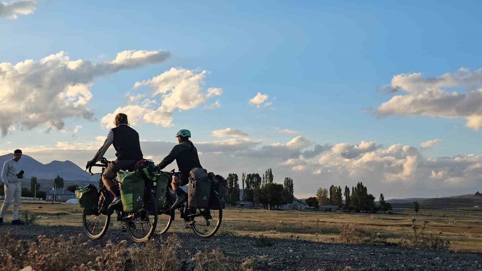 Fransız çiftin 9 bin 600 kilometrelik bisiklet macerası Adilcevaz’da son buldu