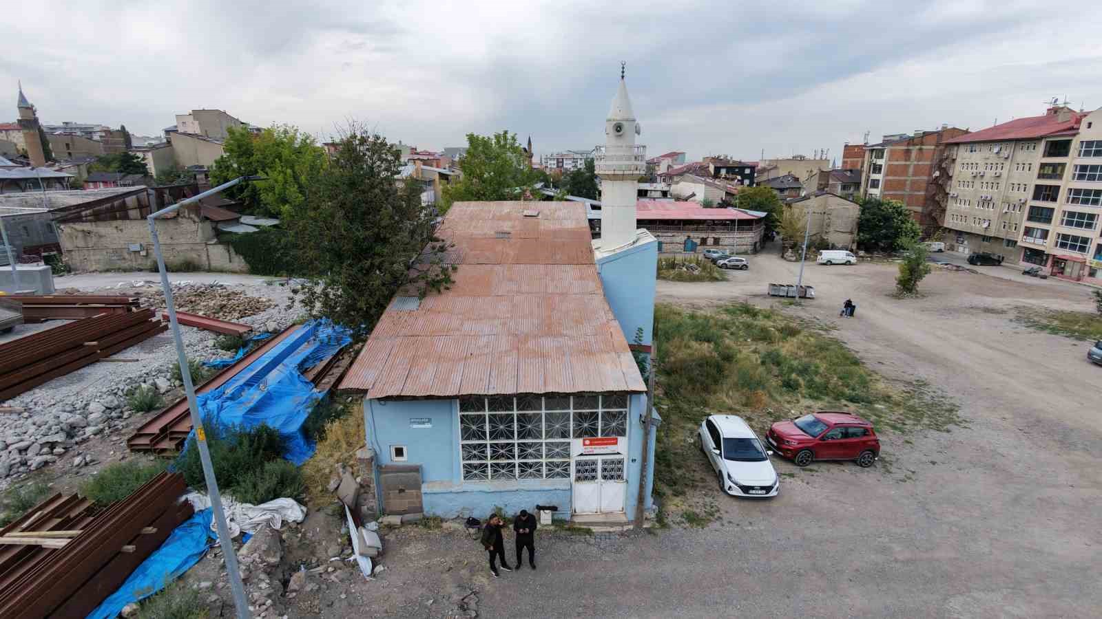 Evden bozma cami, kentsel dönüşümün ortasında zamana direniyor