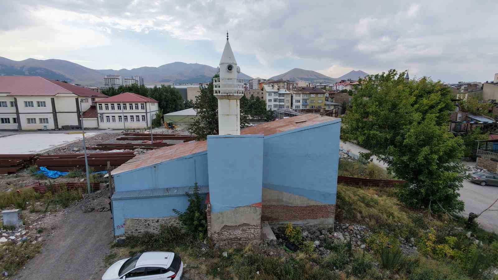 Evden bozma cami, kentsel dönüşümün ortasında zamana direniyor