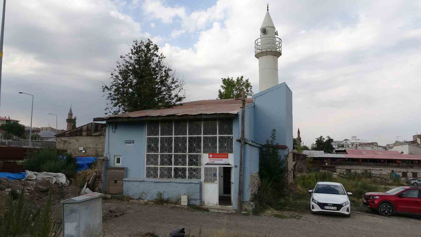 Evden bozma cami, kentsel dönüşümün ortasında zamana direniyor
