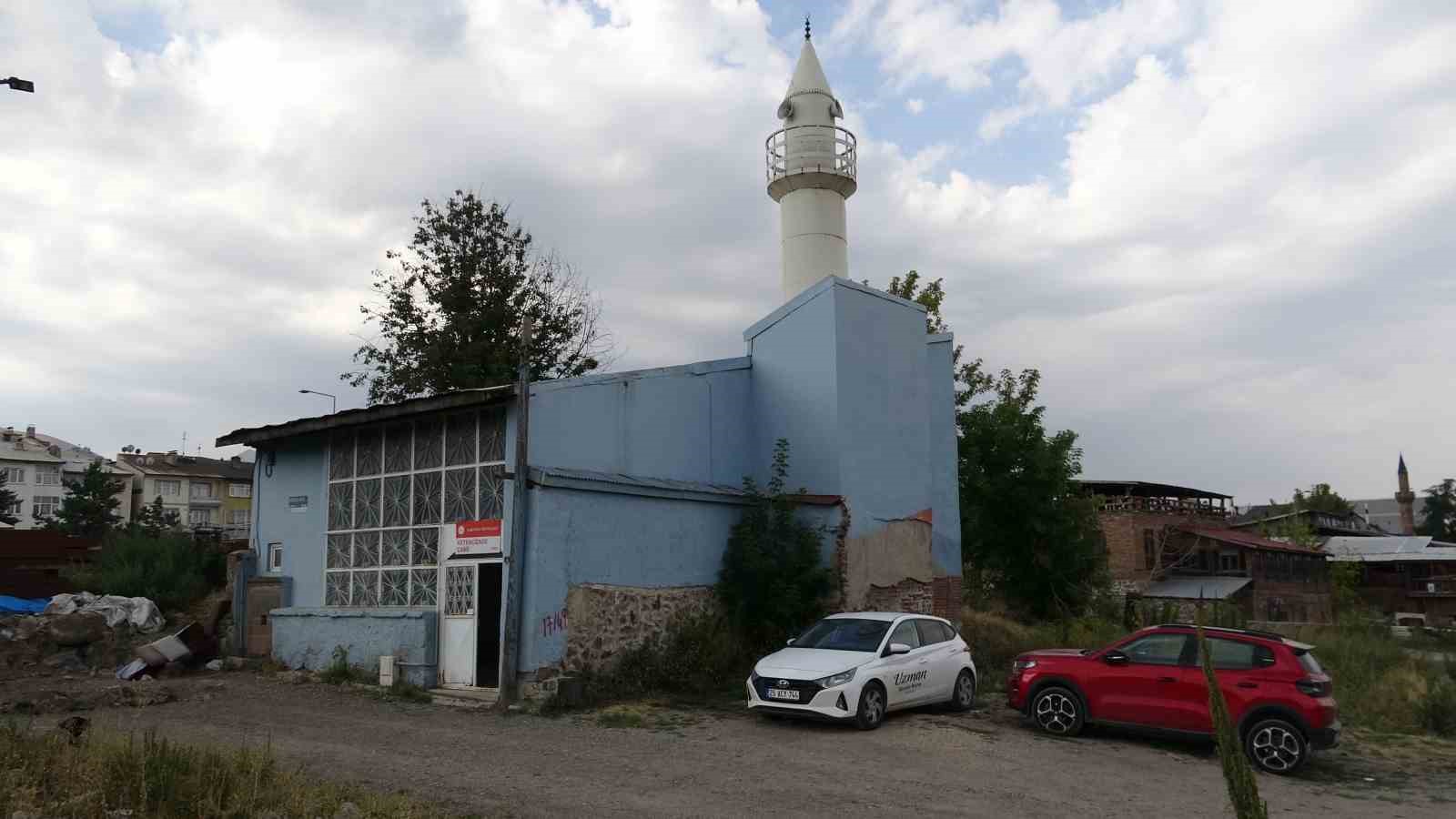 Evden bozma cami, kentsel dönüşümün ortasında zamana direniyor