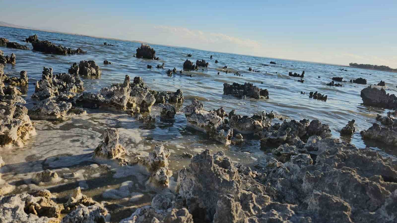 Yağışlara rağmen Van Gölü su kaybetmeye devam ediyor