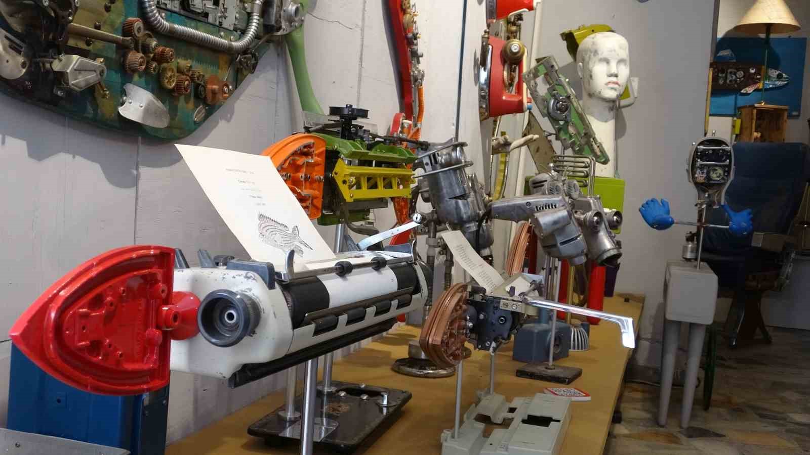Çöpe gidecek elektronik malzemeler onun ellerinde sanat eserine dönüşüyor