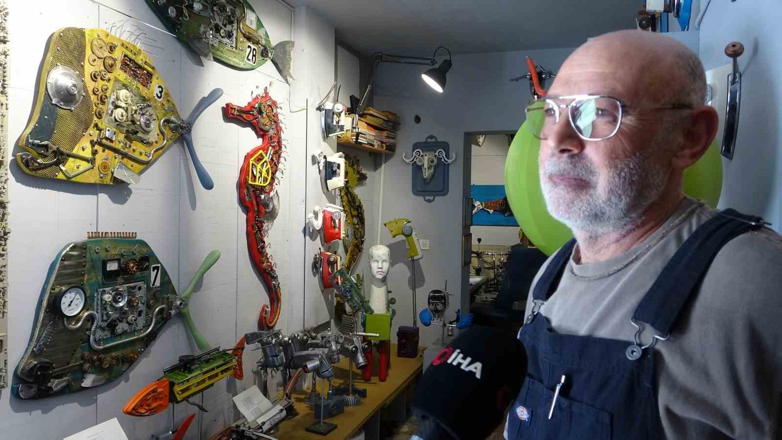 Çöpe gidecek elektronik malzemeler onun ellerinde sanat eserine dönüşüyor
