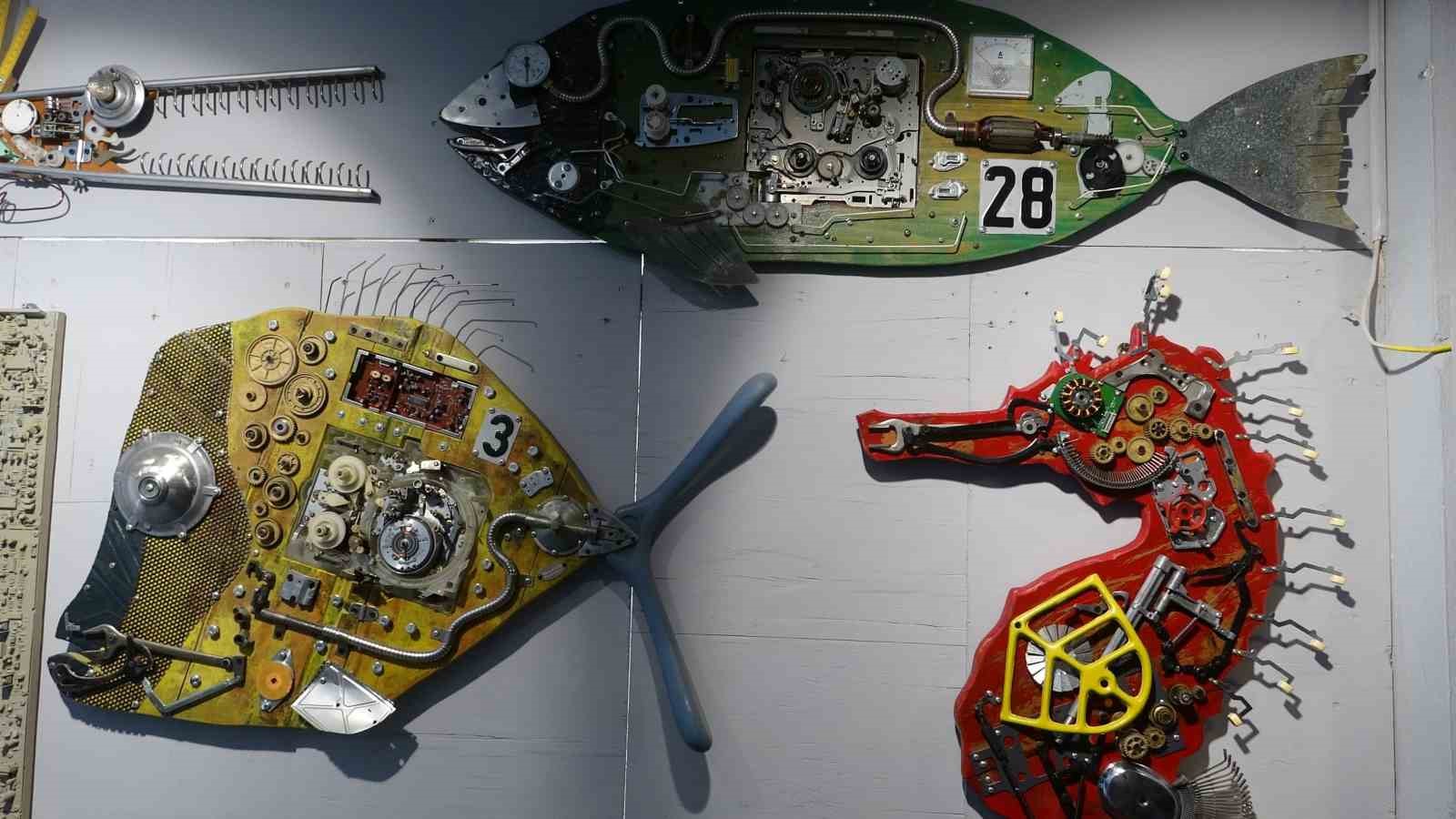 Çöpe gidecek elektronik malzemeler onun ellerinde sanat eserine dönüşüyor