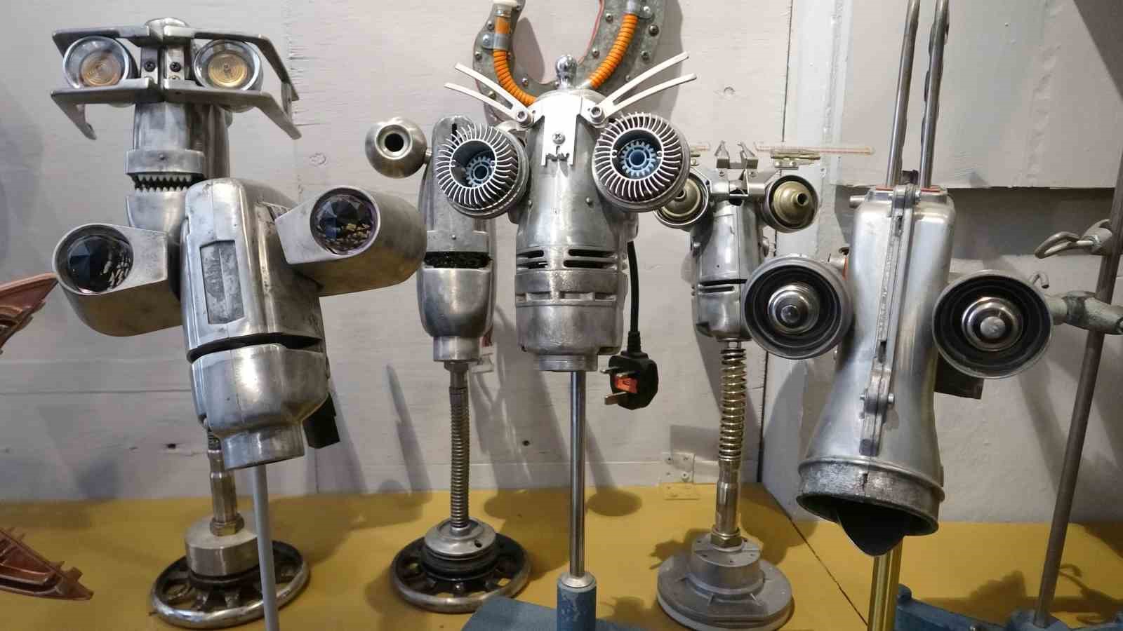 Çöpe gidecek elektronik malzemeler onun ellerinde sanat eserine dönüşüyor