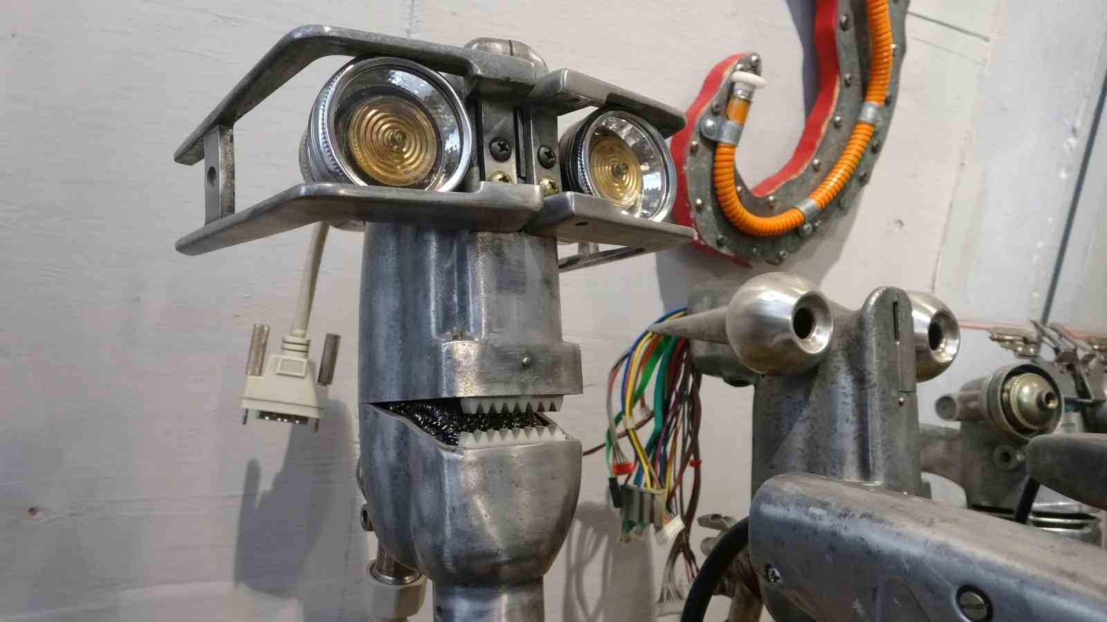 Çöpe gidecek elektronik malzemeler onun ellerinde sanat eserine dönüşüyor