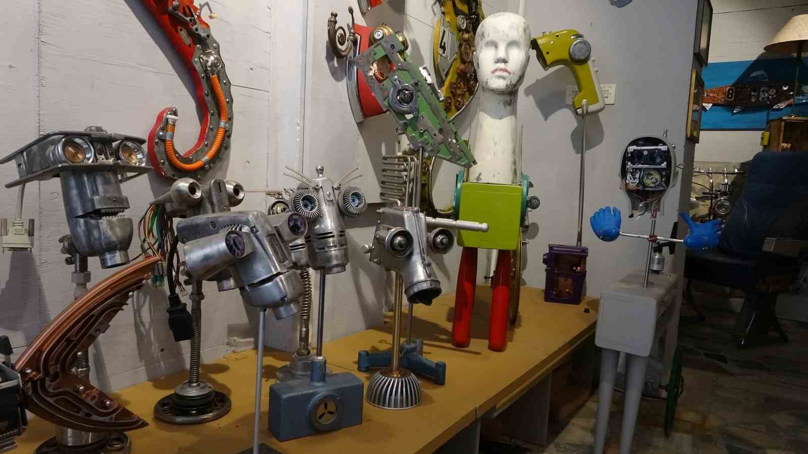 Çöpe gidecek elektronik malzemeler onun ellerinde sanat eserine dönüşüyor