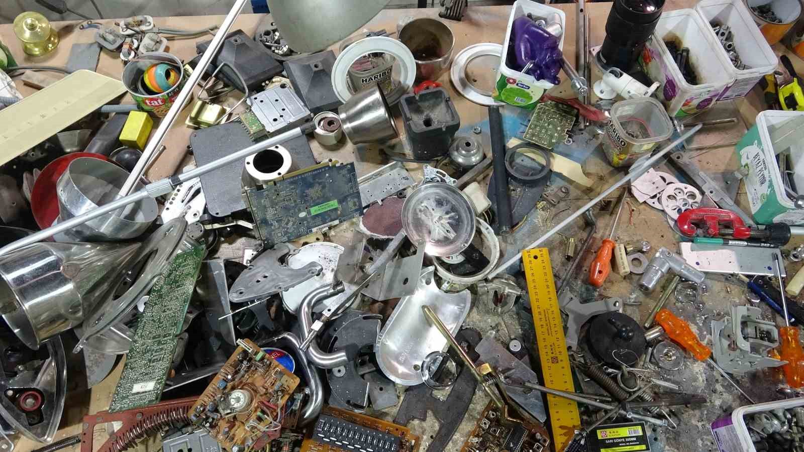 Çöpe gidecek elektronik malzemeler onun ellerinde sanat eserine dönüşüyor