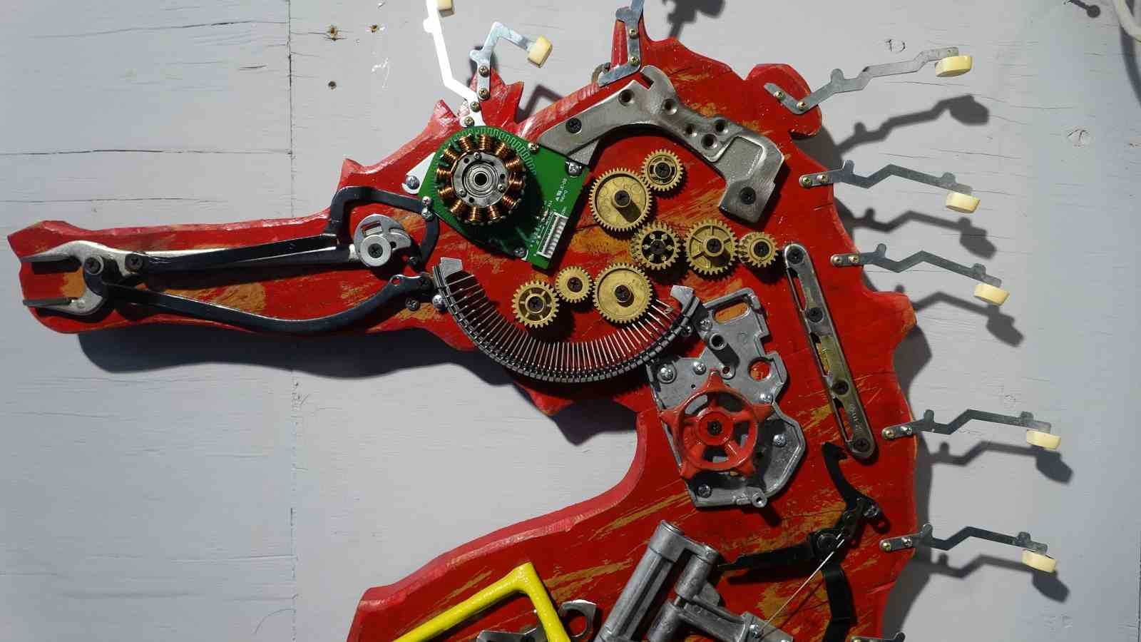 Çöpe gidecek elektronik malzemeler onun ellerinde sanat eserine dönüşüyor