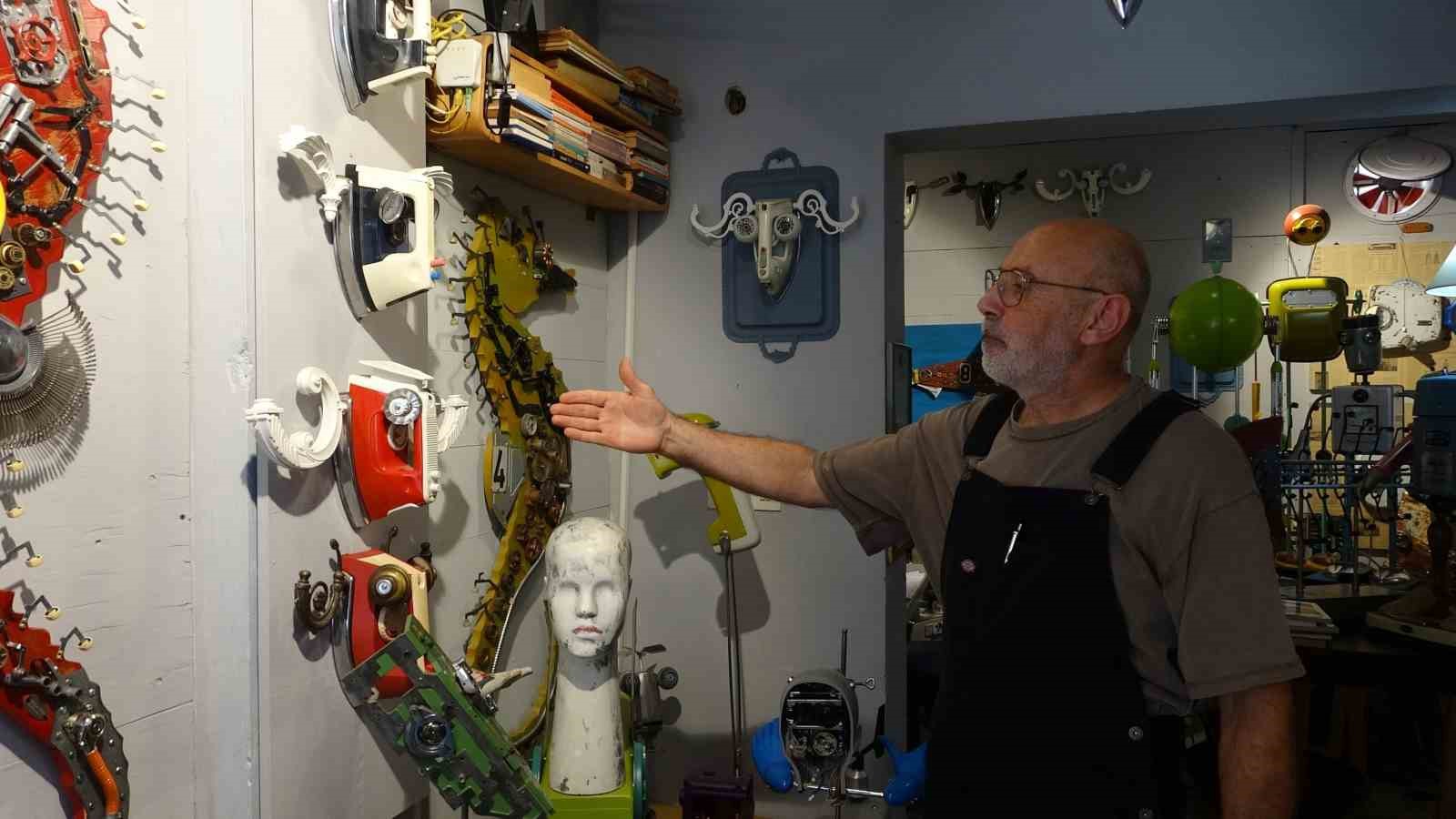 Çöpe gidecek elektronik malzemeler onun ellerinde sanat eserine dönüşüyor