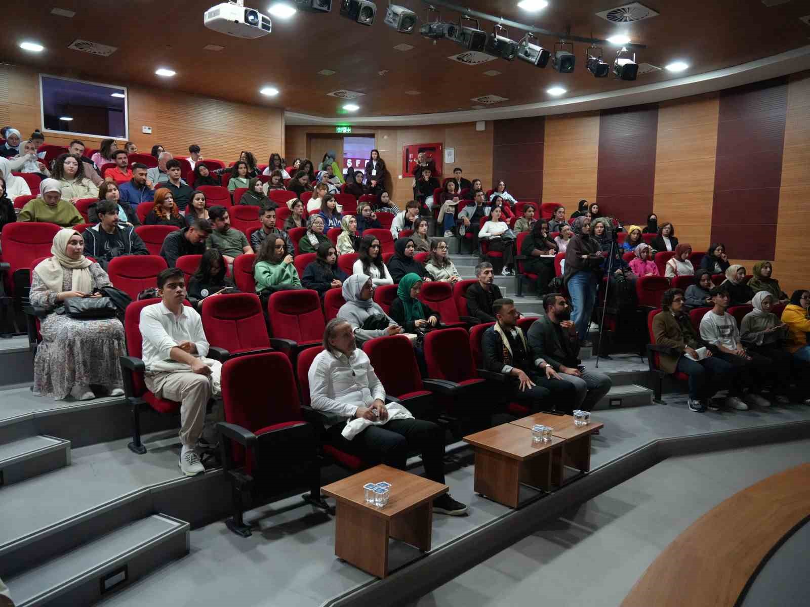 Üniversite öğrencilerine dijital dünyanın tehlikeleri anlatıldı