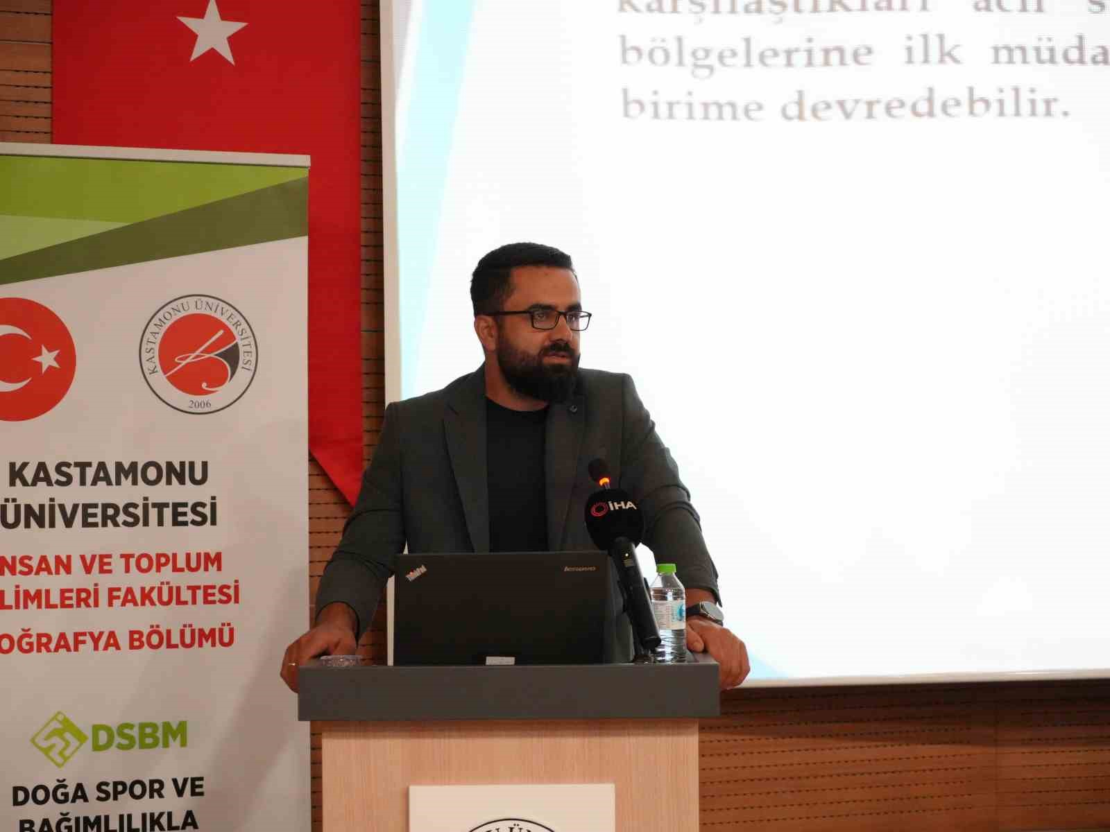 Üniversite öğrencilerine dijital dünyanın tehlikeleri anlatıldı