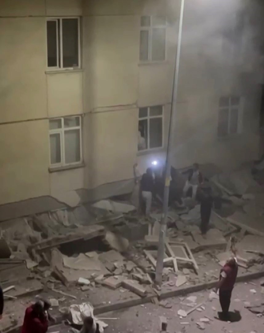 Maltepe’de çöken binanın ilk anları kamerada