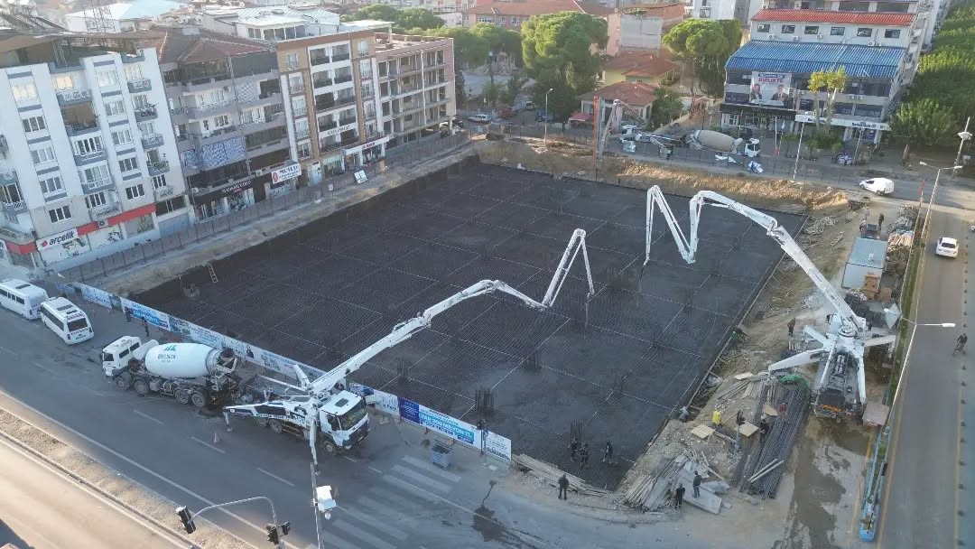 İncirliova’da Cumhuriyet Meydanı ve yeraltı otoparkı projesinde çalışmalar sürüyor