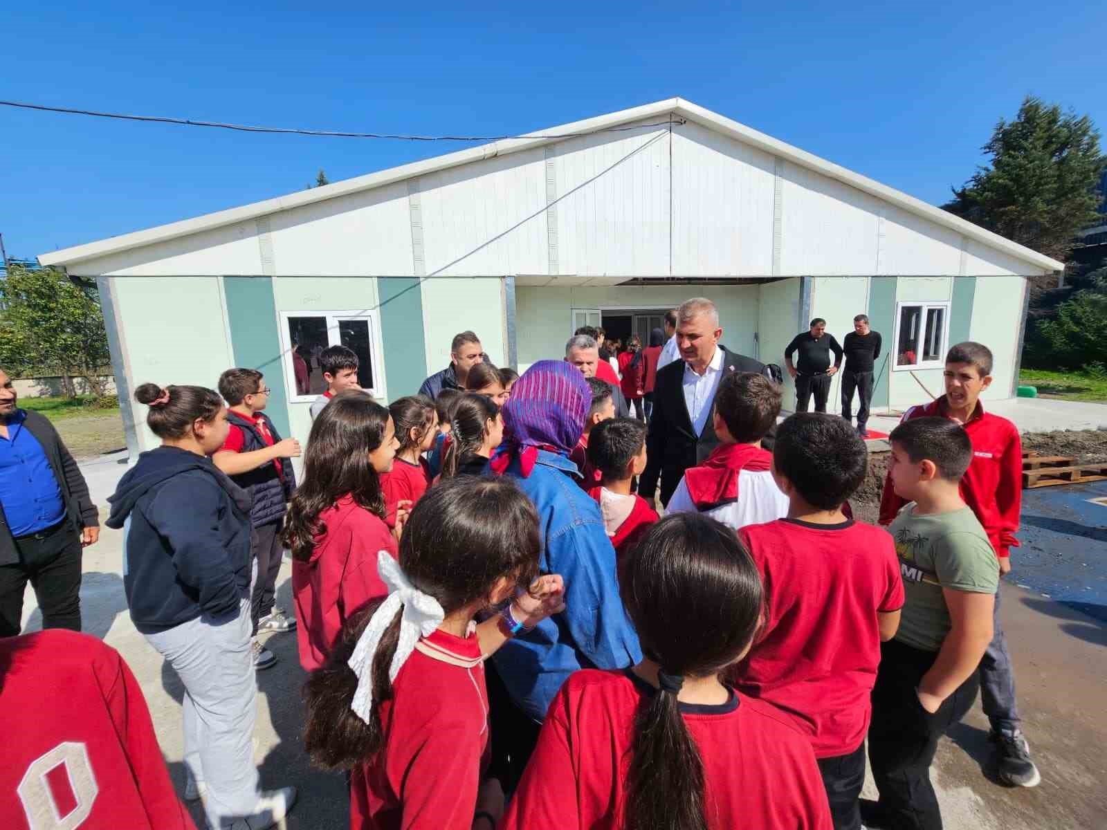Gölcük’te yıkım kararı verilen okul için 4 sınıflı prefabrik yapı kuruldu