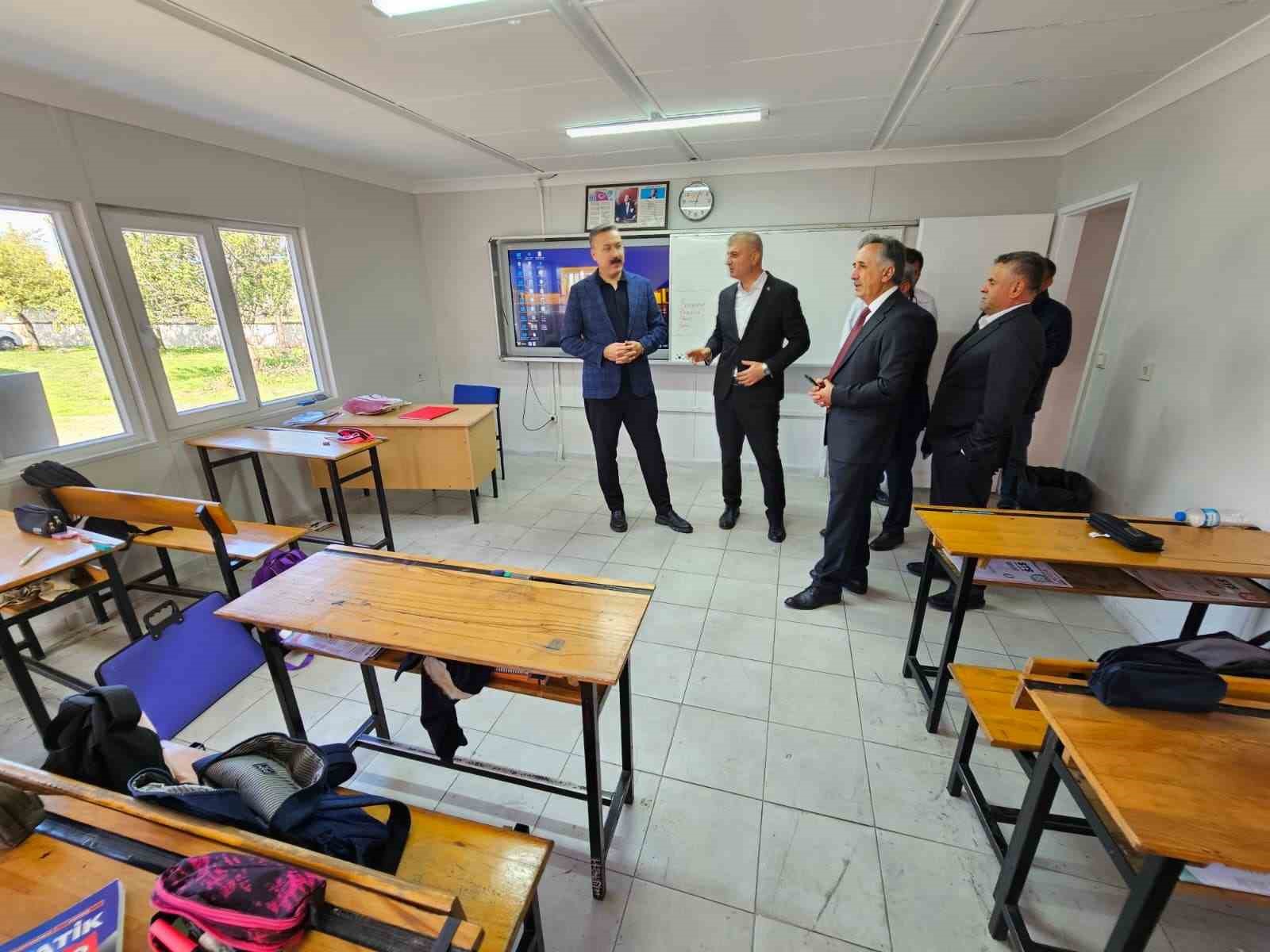 Gölcük’te yıkım kararı verilen okul için 4 sınıflı prefabrik yapı kuruldu