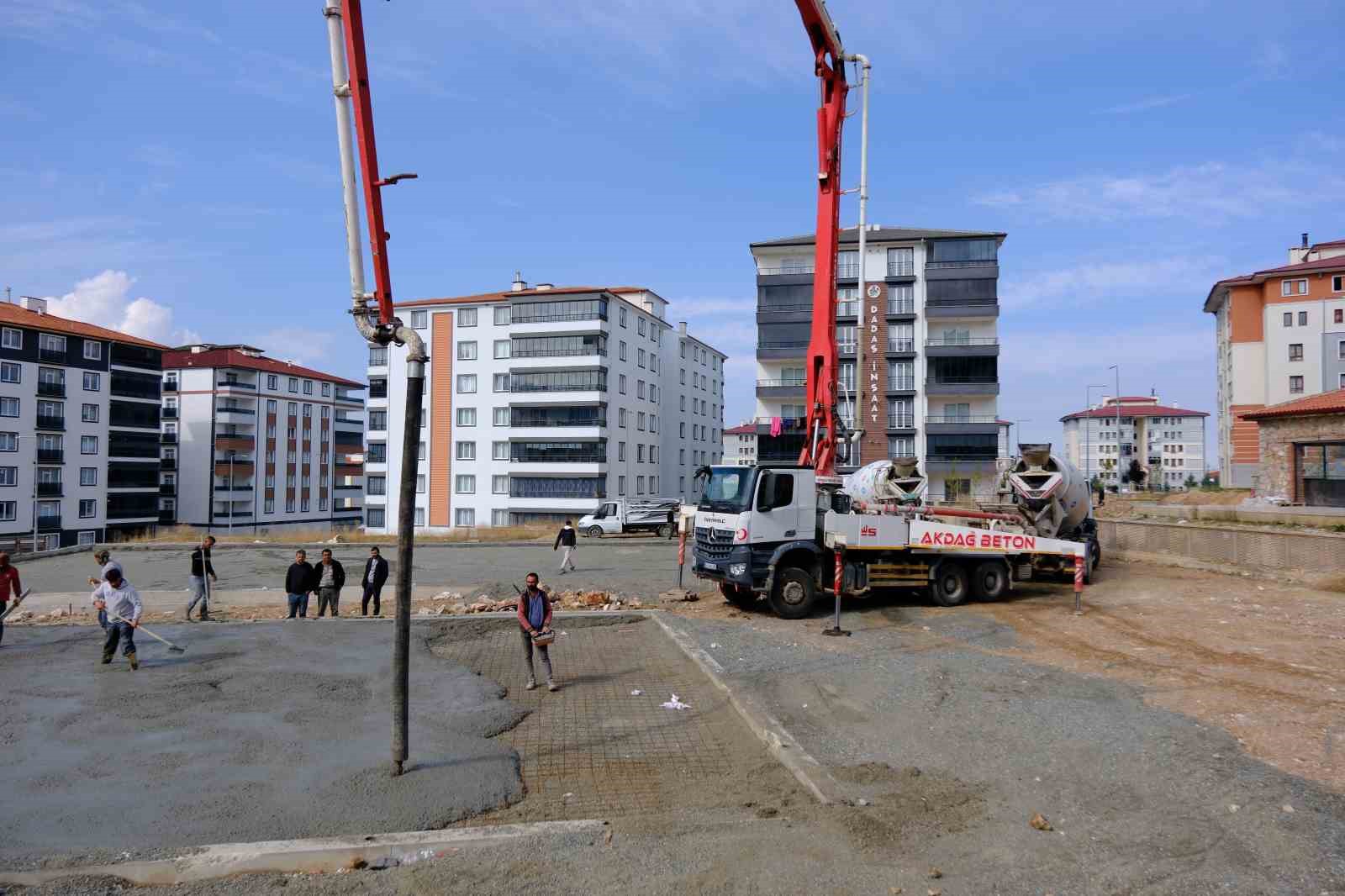 Akdağmadeni’nde 100. Yıl Spor Kompleksi inşa çalışmaları tüm hızıyla devam ediyor